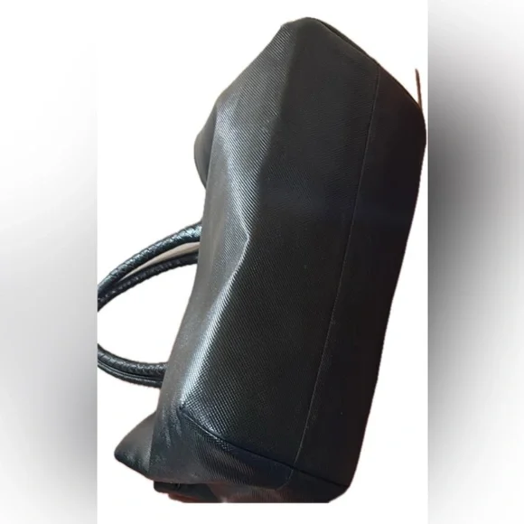 Bottega Veneta Black Leather Tote with Minimalist Design - Picture 6 of 6